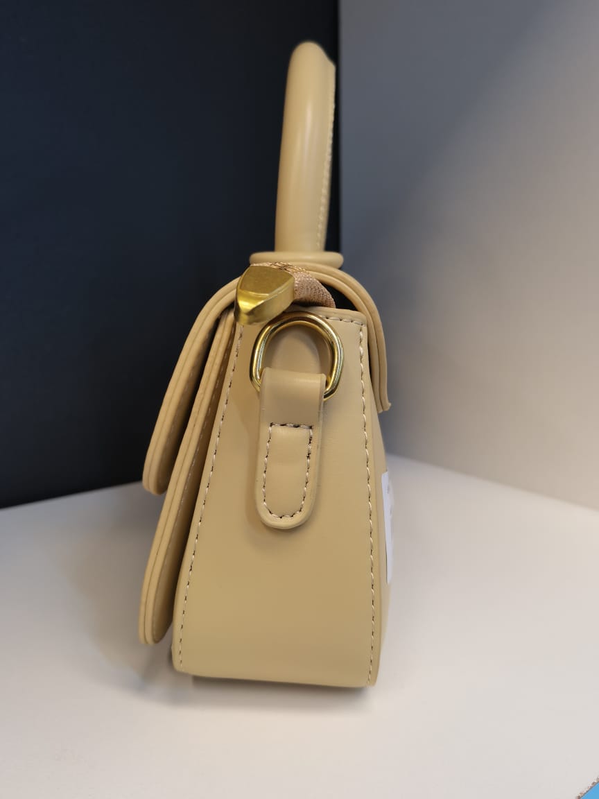 Adjustable straps sling bag