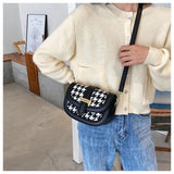 Stylish bag mixed with faux leather and a knit